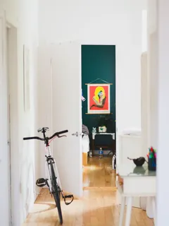 Weißes Fahrrad im Hausflur geparkt