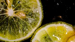 Nahaufnahme von Zitronenscheiben, frische gelbe Zitrone geschnitten