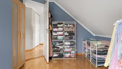 Zimmer mit einem Schrank voller Kleidung