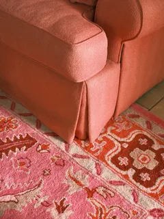Beine mit pink-weißen Schnürsenkeln sichtbar