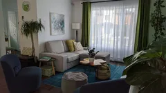 Helles Wohnzimmer mit Möbeln und großem Fenster