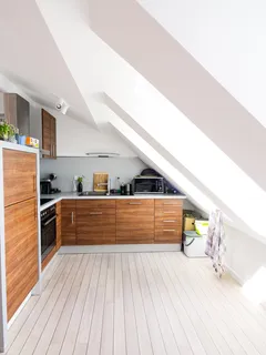 Moderne braune Holzküche mit weißen Wänden in Berlin