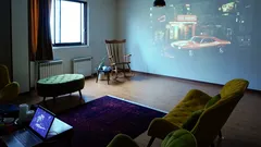 Film wird an weiße Wand projiziert, Kinovorführung im Raum