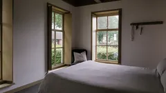 Ein Bett am Fenster schenkt mehr Licht, birgt aber auch Kälte-Risiken