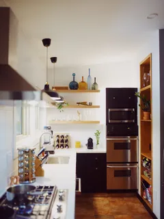 Moderne Küche mit Herd und Backofen neben Küchenarbeitsfläche