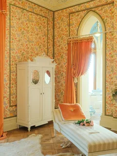 Schlafzimmer mit weißem Bett und weißer Kommode