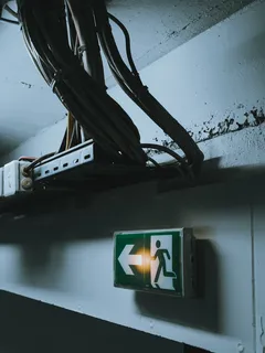 Weiß-grünes Kanji-Textschild auf dunklem Hintergrund