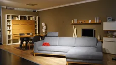Wohnzimmer mit Möbeln und Flachbildfernseher
