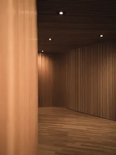 Braune hölzerne Wand mit Lichtbeleuchtung
