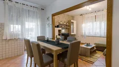 Brauner Holztisch mit Stühlen in moderner Villa Küche und Wohnzimmer