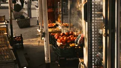 Obststand am Straßenrand mit bunten Früchten