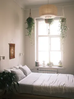 Gemütliches Schlafzimmer mit Bett und Lampe in St. Petersburg
