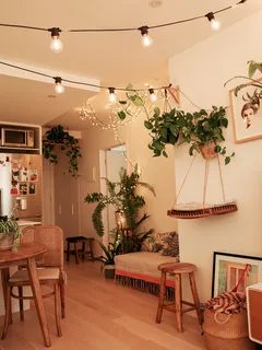 Grüne Zimmerpflanze neben braunem Holztisch in einer Wohnung in Melbourne