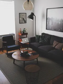 Schwarzes Buch auf braunem Holztisch im Wohnzimmer