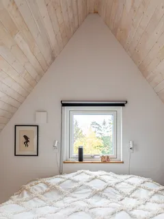 Weiß-braune Blumebettwäsche für gemütliches Zuhause im Frühling