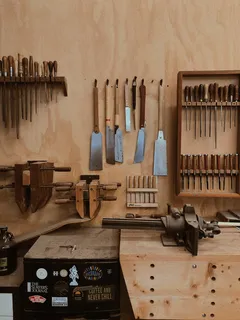 Brauner Holz-Nudelholz auf braunem Holztisch, Handwerkszeug
