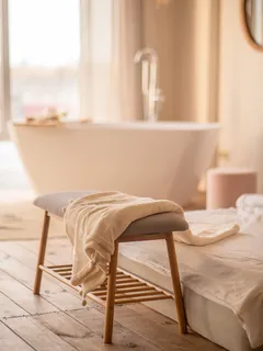 Weißbadewanne neben Holzboden in modernem Badezimmer
