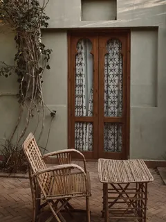 Zwei Stühle und ein Tisch auf einer Terrasse