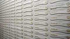 Nahaufnahme einer Wand mit verschiedenen Gegenständen darauf