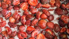 Pfanne mit vielen frischen Erdbeeren auf dem Herd