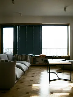 Wohnzimmer mit Möbeln und großem Fenster