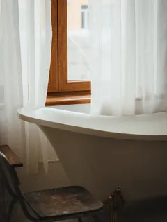 Badewanne und Stuhl im Badezimmer, modernes Design