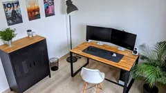 Moderner Desktop-Computer auf Schreibtisch, neue Einrichtung 2024